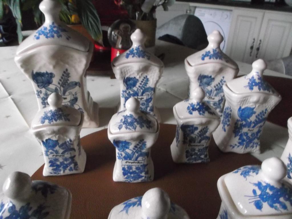 lot de 11 pots à épices en faïence, Antiquités & Art, Enlèvement ou Envoi