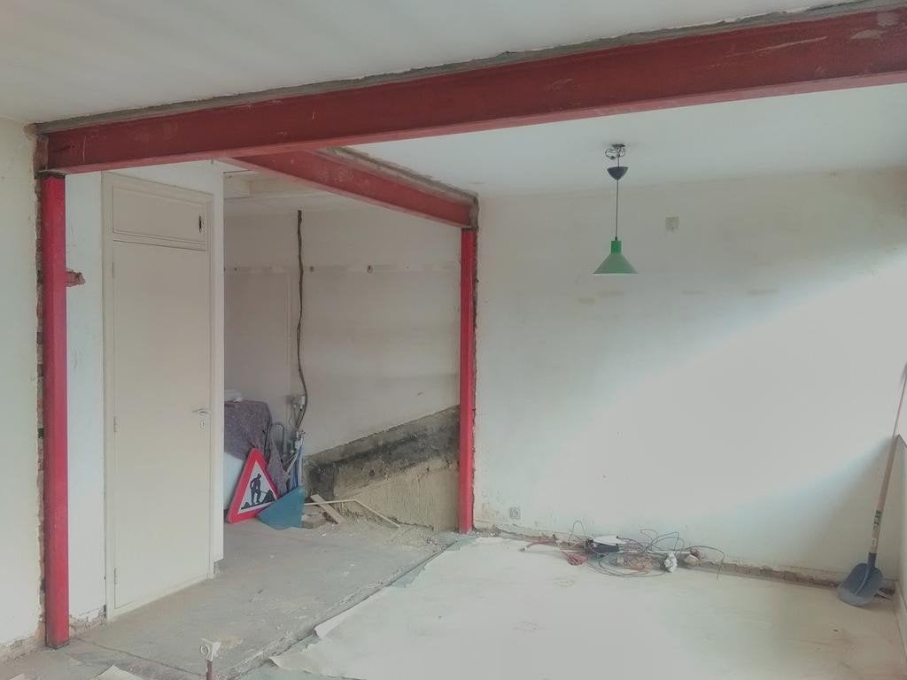 Afbreken muuren en platsen poutrelen.0465826053