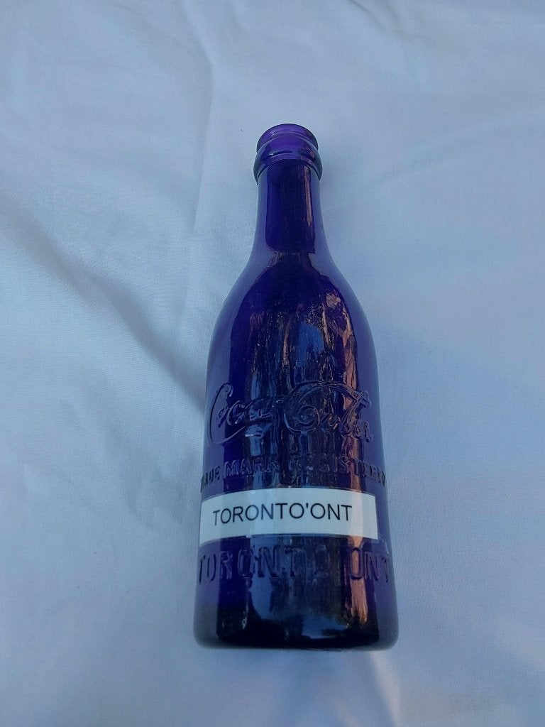 Coca Cola Fles Toronto Ont Dark Paars Mint Condition, Verzamelen, Ophalen of Verzenden, Zo goed als nieuw, Gebruiksvoorwerp