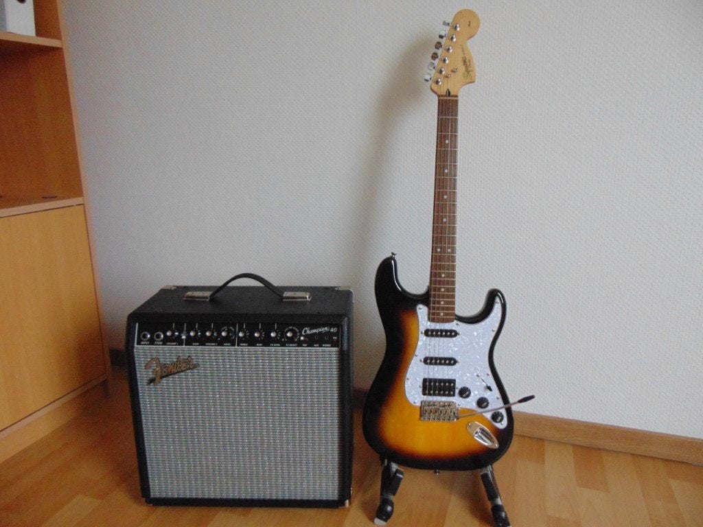Squier ( Fender ) gitaar en Fender Champion 40 versterker ., Musique & Instruments, Instruments à corde | Guitares | Basses, Neuf