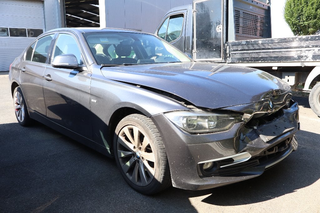 bmw 3 serie ongevalschade, geen airbags, geen radiatoren, Zwart, 4 cilinders, Bedrijf, Parkeersensor