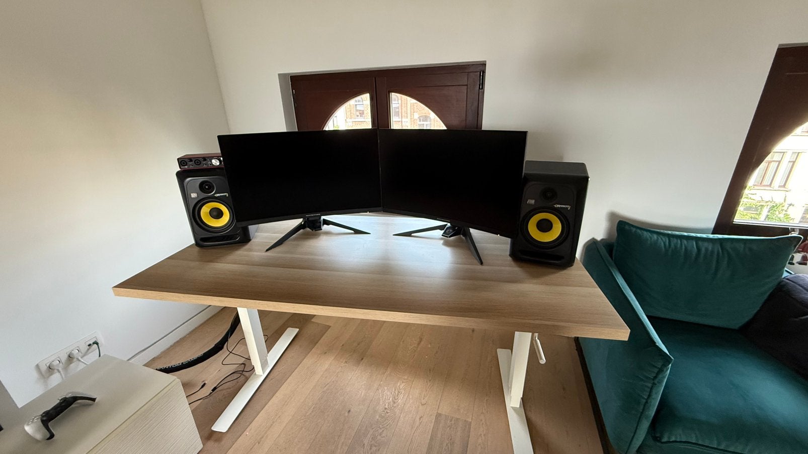 Verstelbare bureau met curved monitors en KRK studio monitor, Computers en Software, Monitoren, Zo goed als nieuw, Gaming, Ophalen