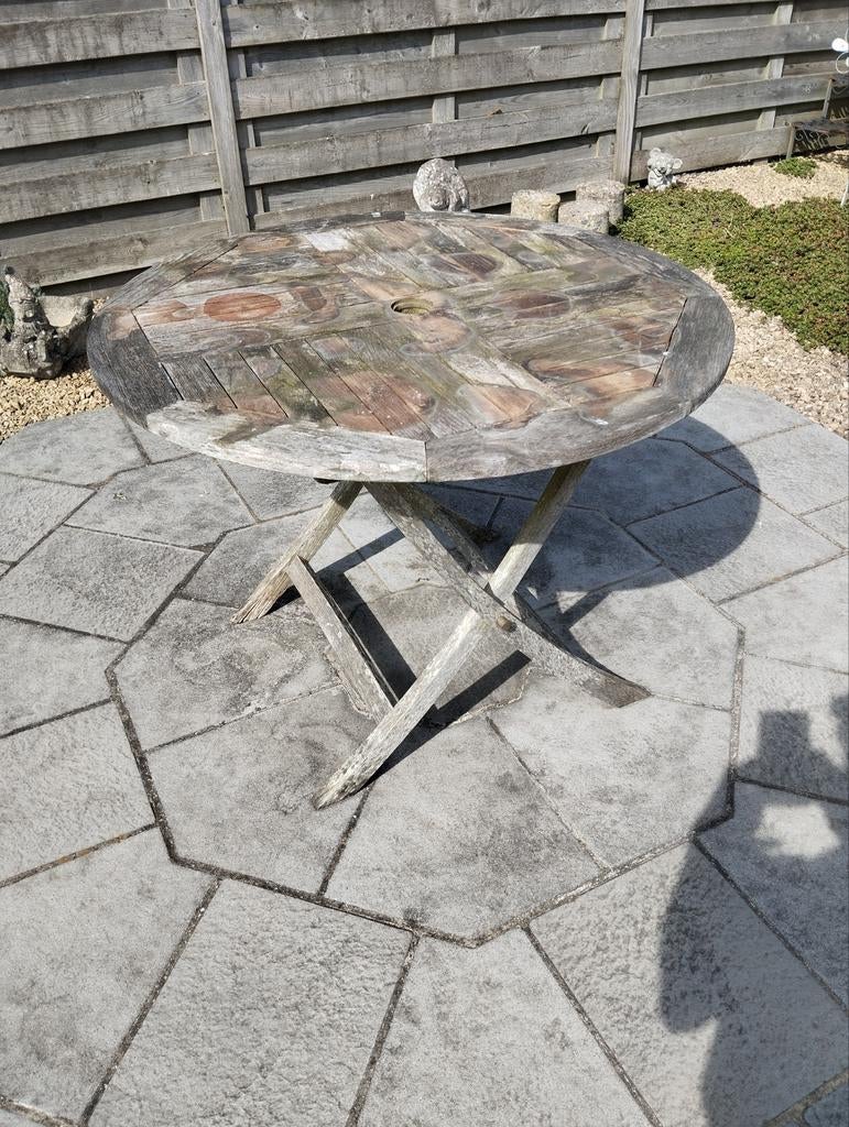 Houten teak tafel met opknapwerk aan, Ophalen