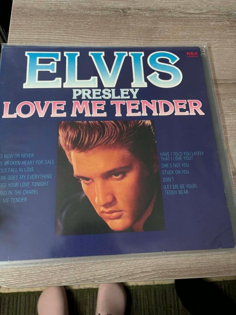 Elvis lp, love me tender, Duitse persing, black label.5 euro, Enlèvement ou Envoi, Rock 'n' roll, Comme neuf, Housse de protection extérieure
