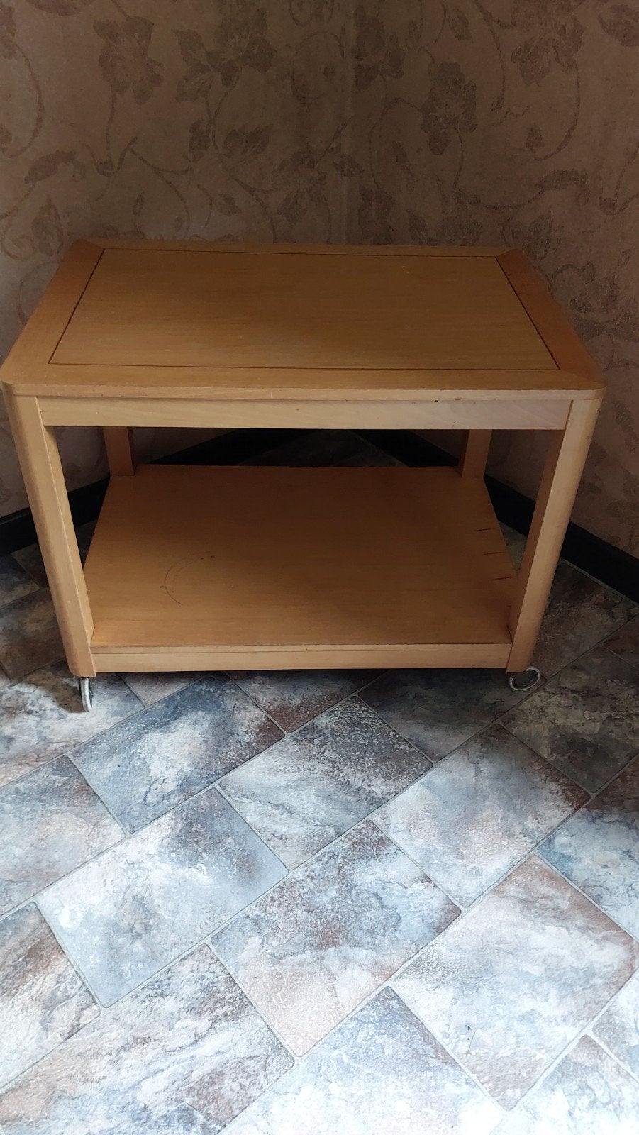 Table d'appoint sur roulettes, Maison & Meubles, Tables | Tables d'appoint, Enlèvement
