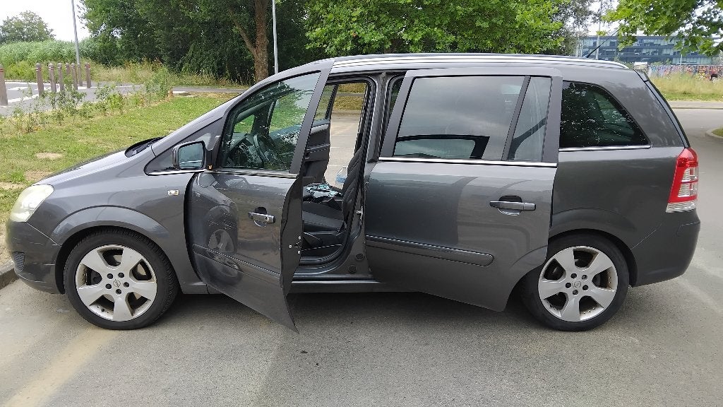 Opel ZAFIRA B, Autos, Opel, Particulier, Zafira, Diesel, Euro 4, MPV ou Monospace, 5 portes, Boîte manuelle, Argent ou Gris, Gris
