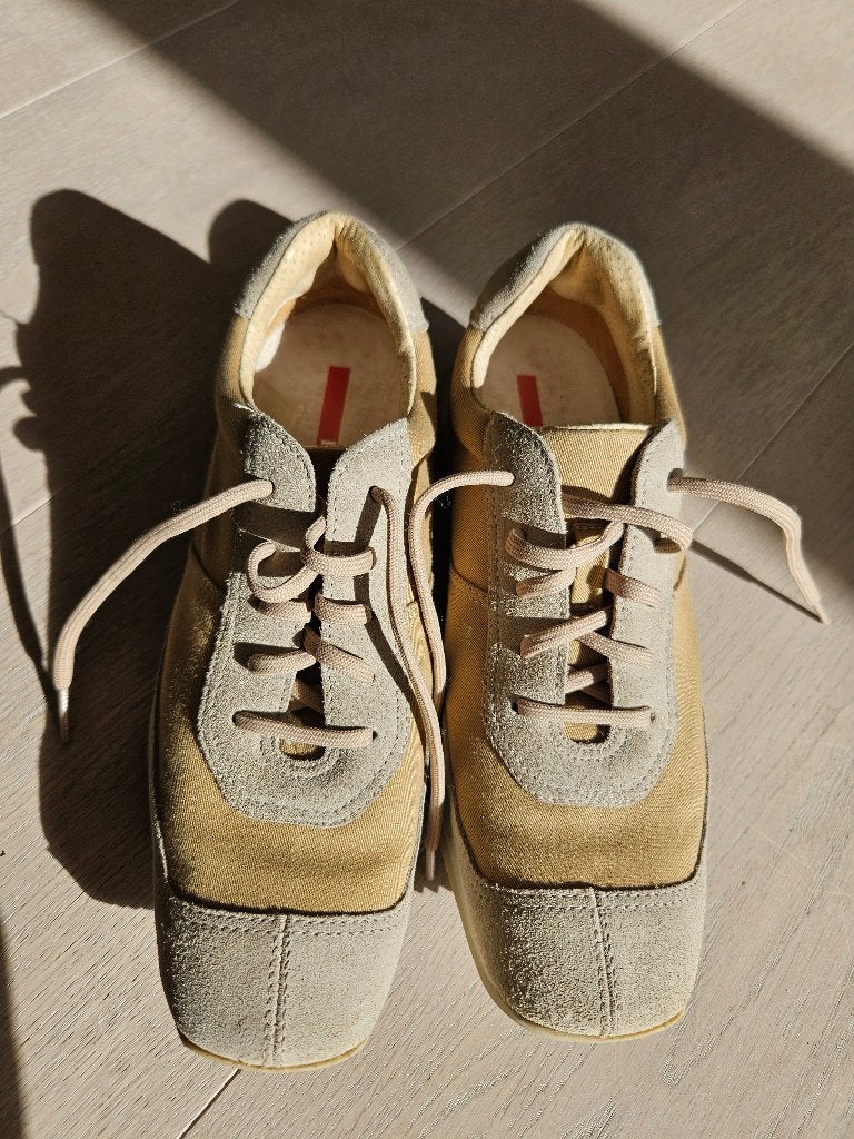 Vintage Prada sneakers maat 35,5, Kleding | Dames, Prada, Beige, Ophalen of Verzenden, Zo goed als nieuw