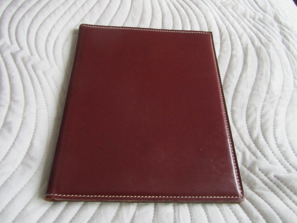 DELVAUX Grande couverture d'agenda bordeaux siglée, Envoi