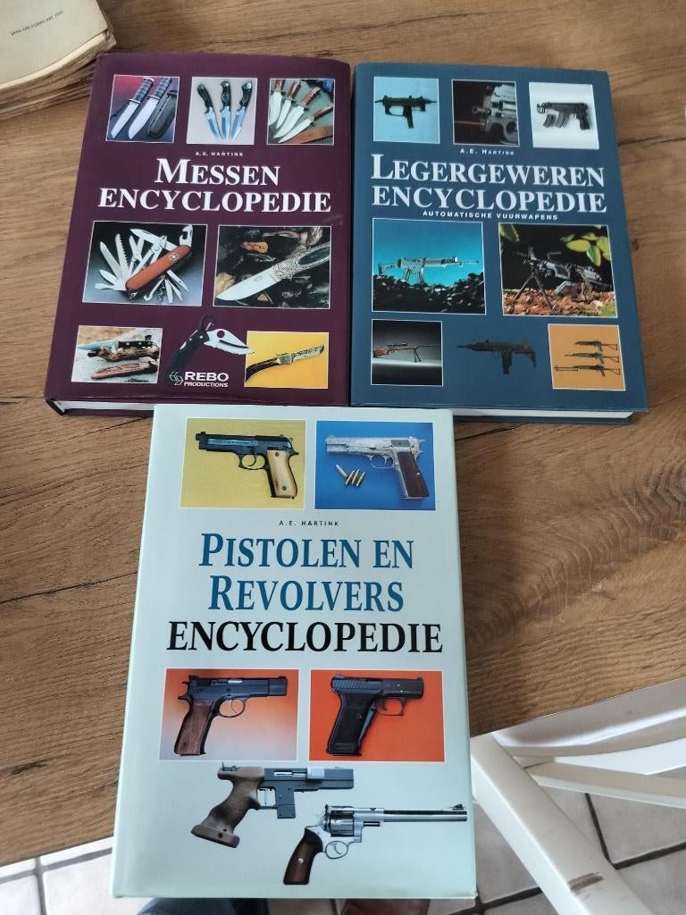 3 x encyclopedie messen pistolen en revolvers legergeweren, Verzamelen, Militaria | Algemeen, Ophalen of Verzenden