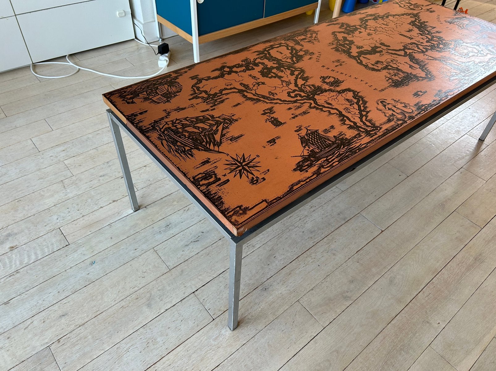 Table basse vintage avec carte du monde en cuivre, Enlèvement, Utilisé
