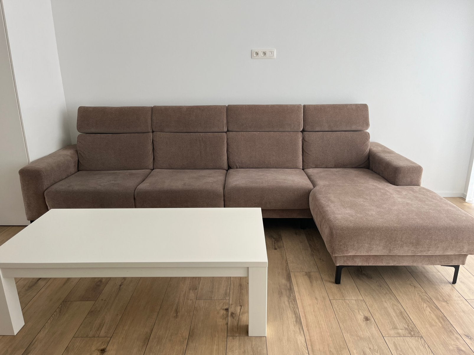 Taupe kleur strakke hoekbank met longchair, Huis en Inrichting, Zetels | Complete zithoeken, Ophalen, Zo goed als nieuw