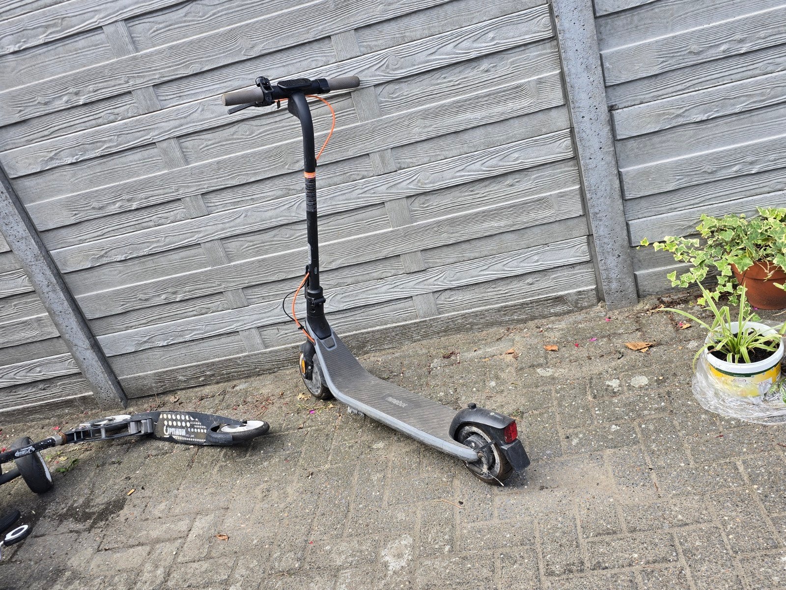 2x Segway Ninebot Elektrische Step + 1 Lader (€500 Setprijs), Fietsen en Brommers, Ophalen