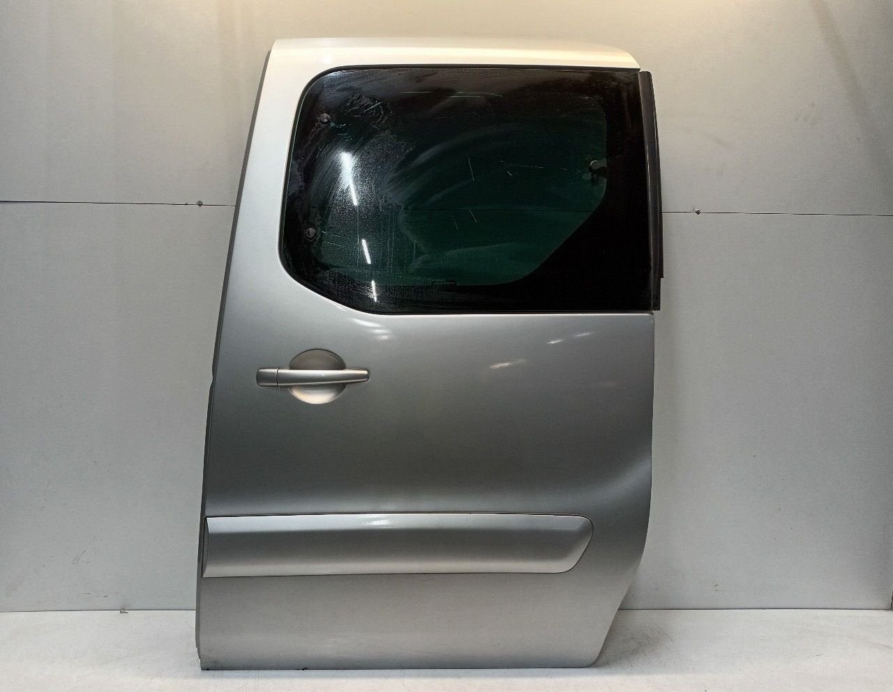 Portier links achter Peugeot Partner, Onderdelen@venauto.nl, Van der Ven Autorecycling B.V., Ettenseweg 76, 4706 PB Roosendaal, The Netherlands