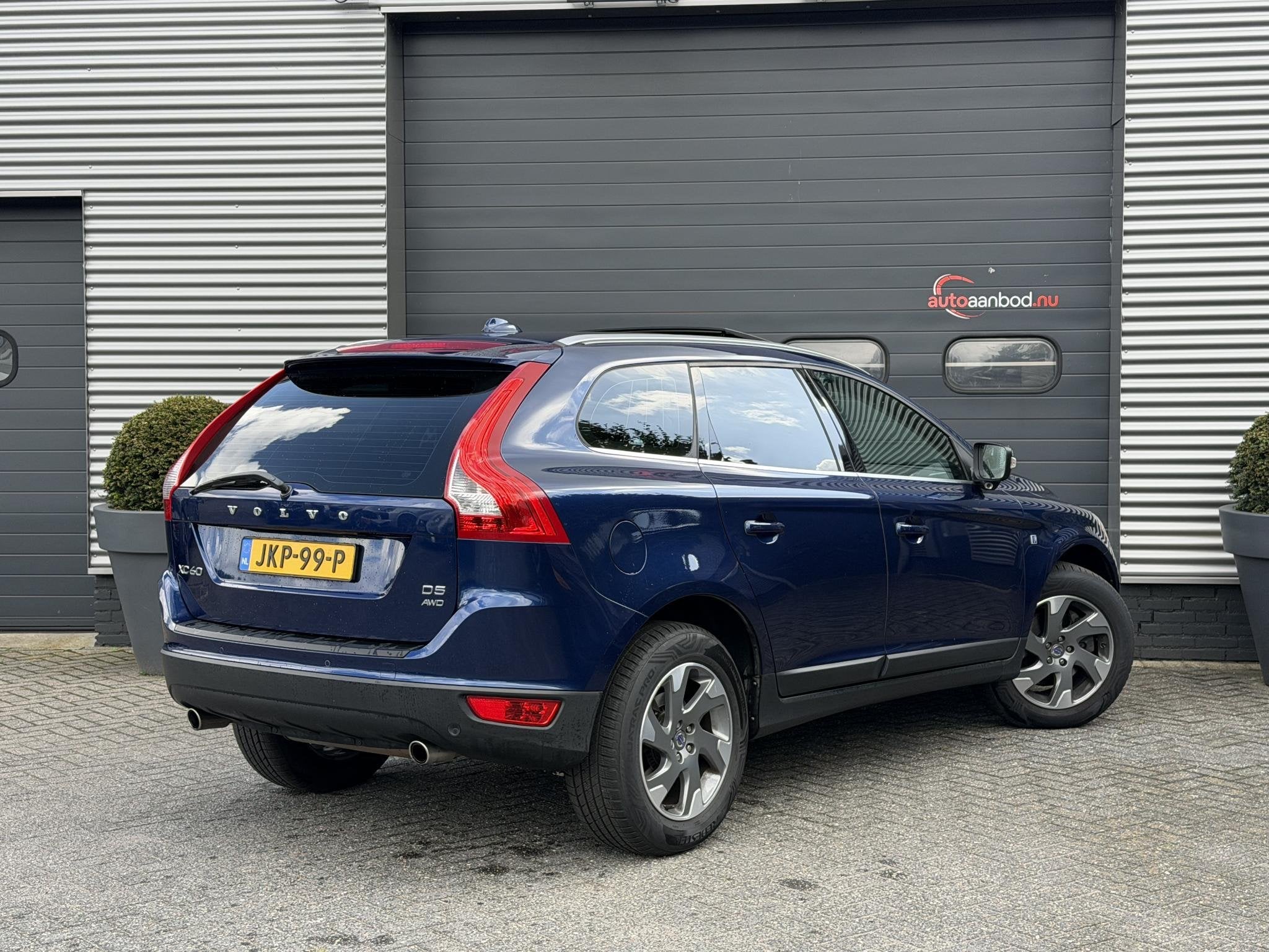 Volvo XC60 2.4 D5 AWD R-Design (automatique), Autos, Cuir, Euro 5, Achat, 2400 cm³