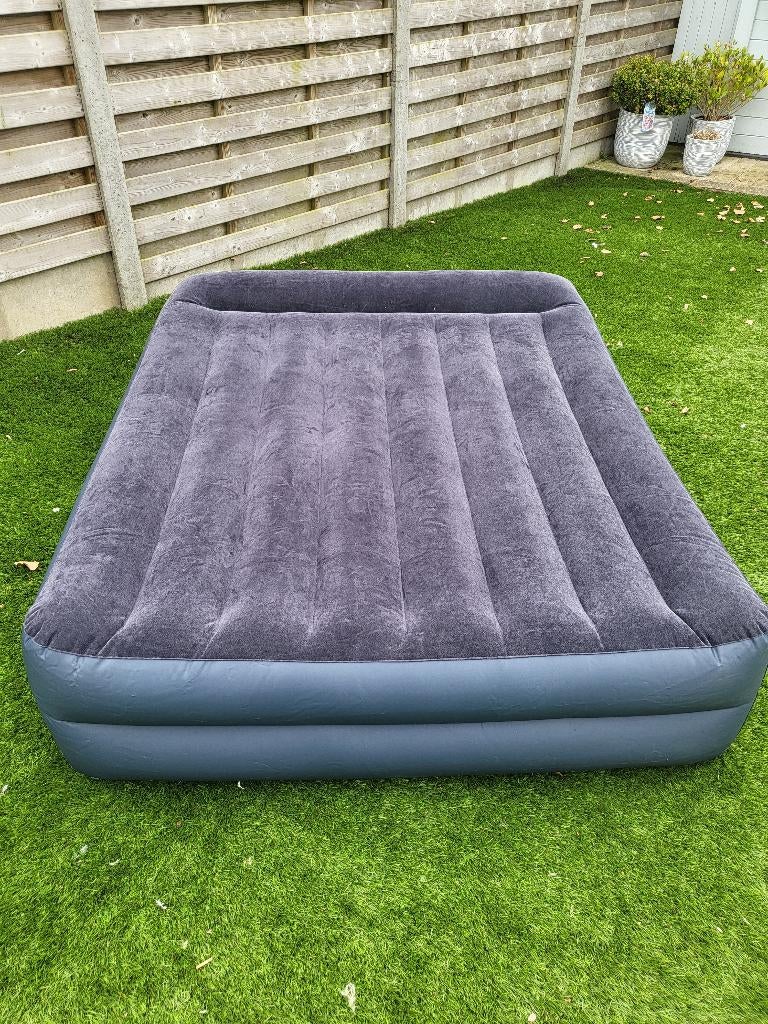 intex luchtbed, Caravanes & Camping, Matelas pneumatiques, Enlèvement, Pompe intégrée, Comme neuf, 2 personnes