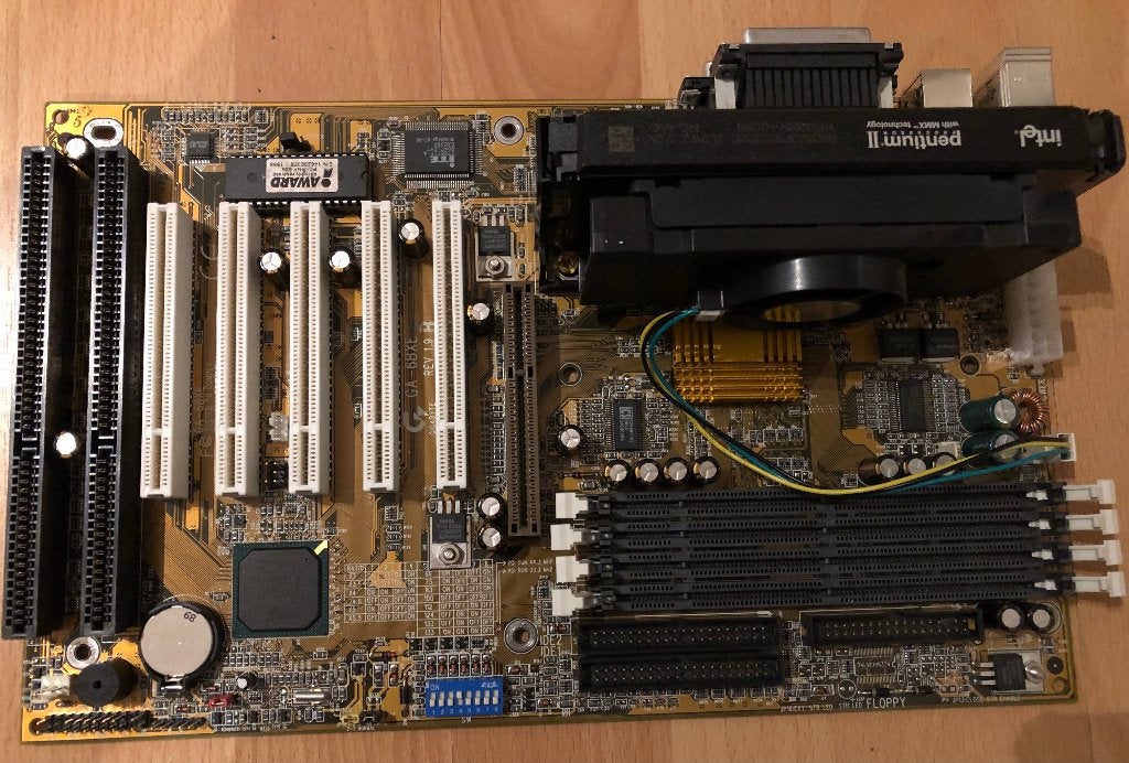 MB24 Gigabyte GA-6BXE (slot1, ATX) + Intel PII350Mhz (SL2WZ), Computers en Software, Moederborden, Zo goed als nieuw, Intel, Overige soorten