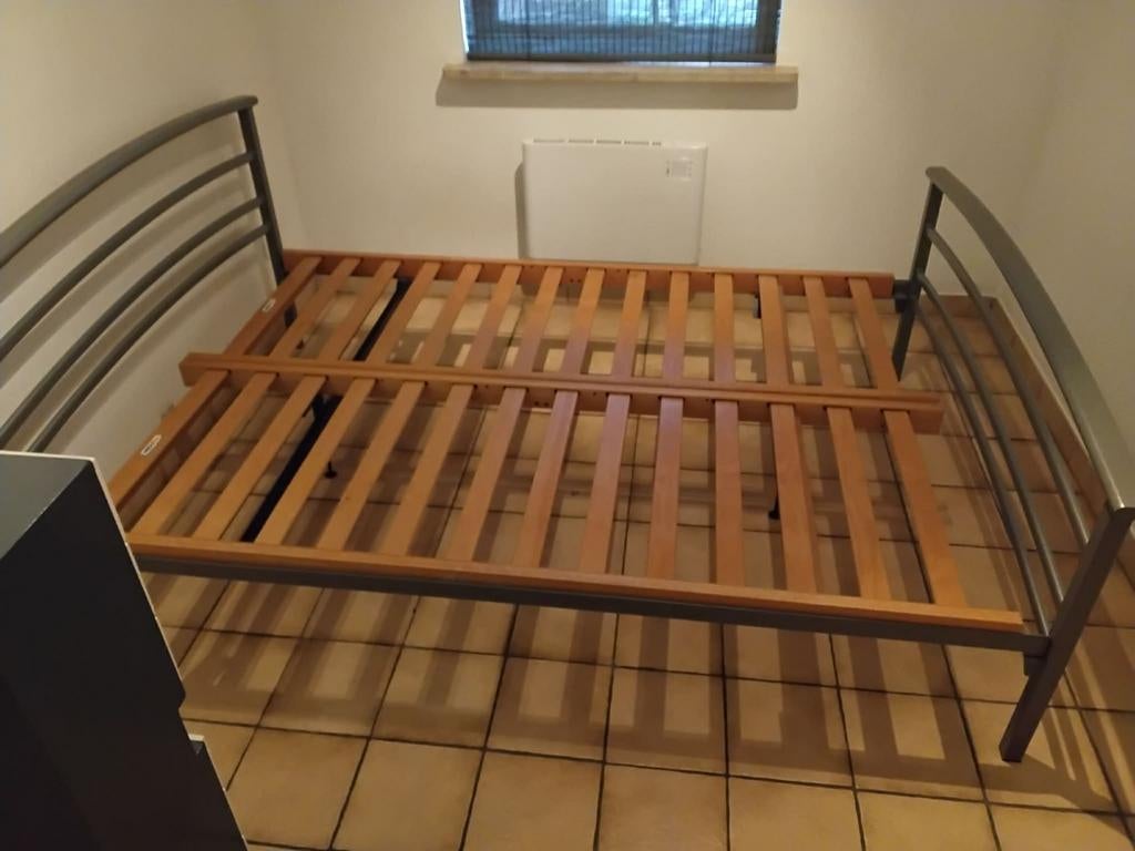 Bed met ijzeren frame, Ophalen