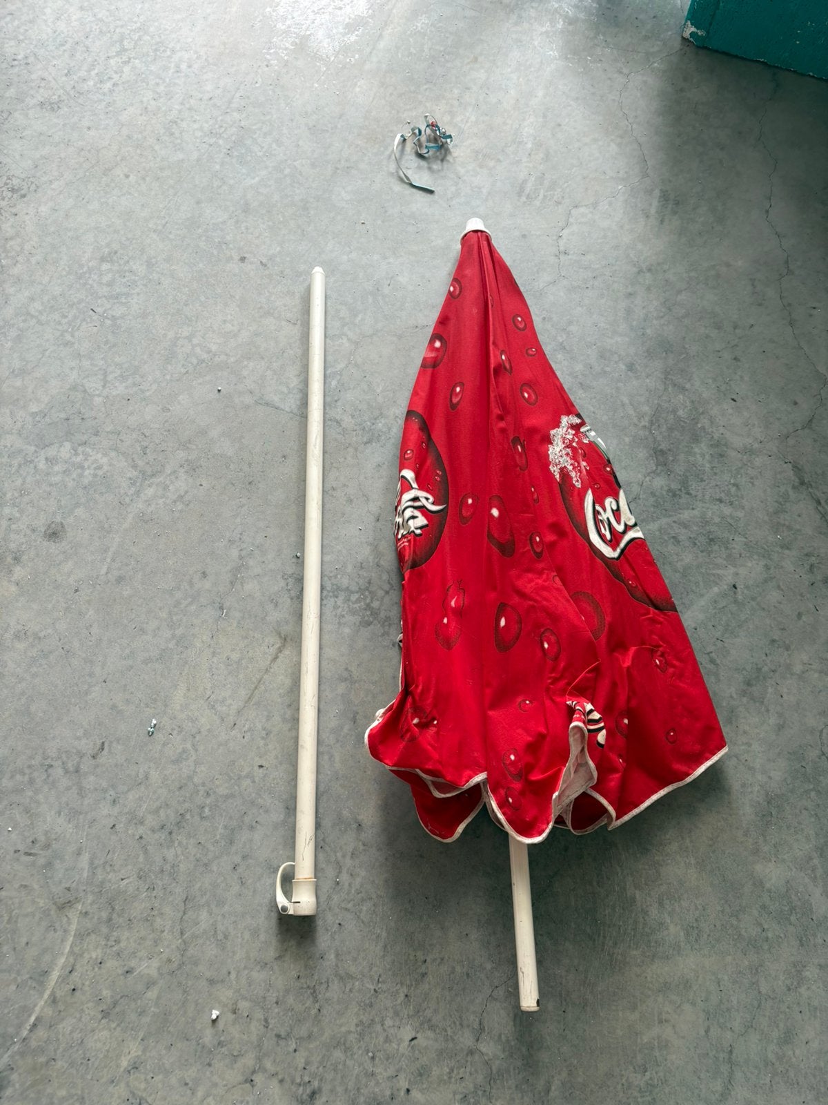 Retro coca cola parasol, Verzamelen, Speldjes, Pins en Buttons, Ophalen, Zo goed als nieuw