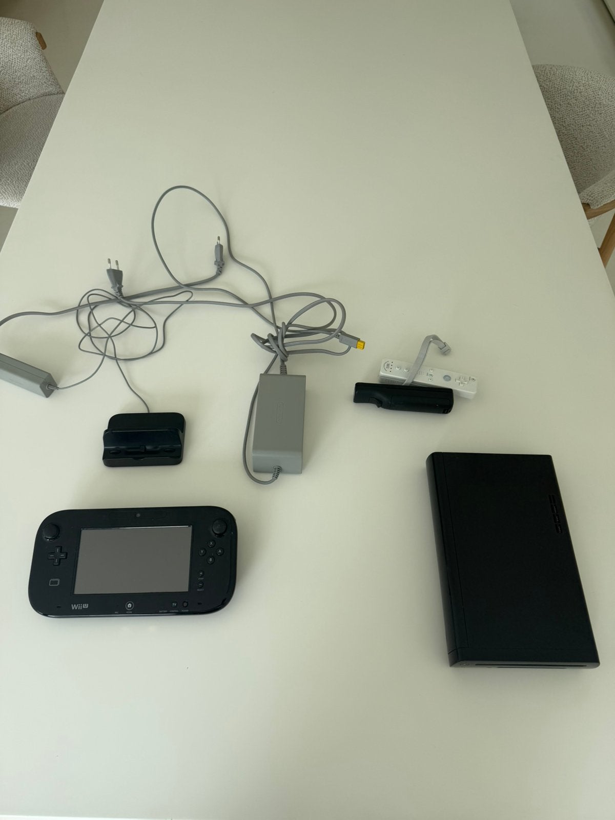 Nintendo Wii U Complete Set + 2 Wii Remotes Zwart, Games en Spelcomputers, Ophalen of Verzenden, Zo goed als nieuw, Met 2 controllers