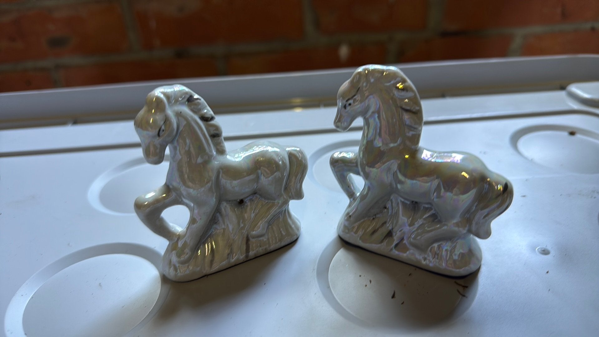 2 paardenbeeldjes, Ophalen, Zo goed als nieuw