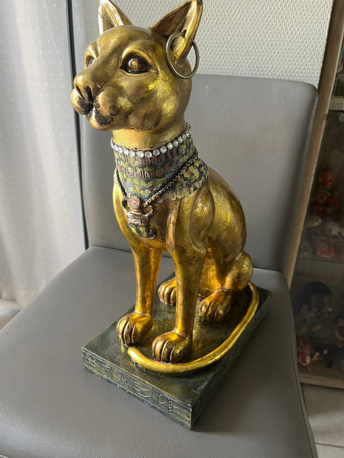 Kattengodin bastet, Ophalen