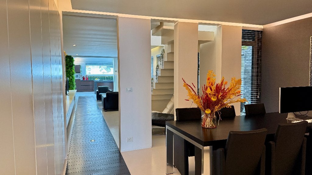 Eettafel + 6 lederen stoelen - zwart met inox - goede staat, Huis en Inrichting, Tafels | Eettafels, Ophalen
