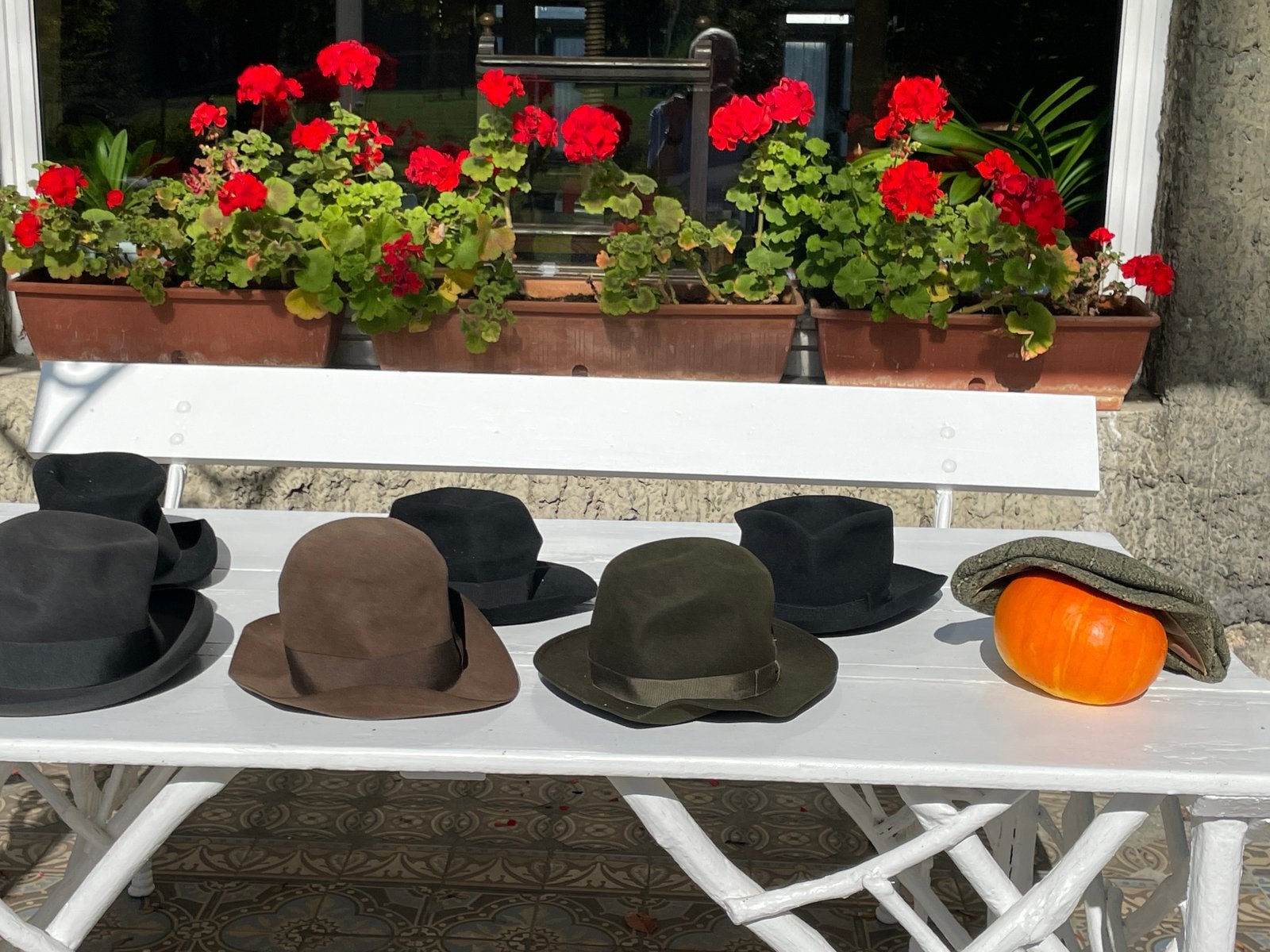 Veel antieke herenhoeden van Borsalino, Stetson en Terry, Ophalen, Gedragen