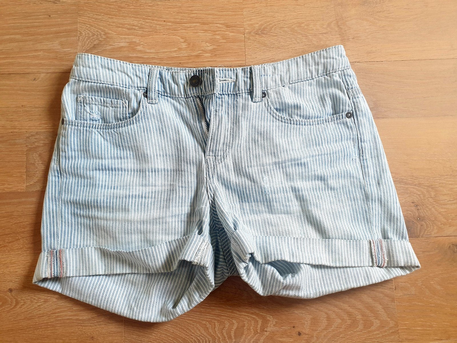 Short H&M (jeans maat 28 - gewone maat 34/36)

In prima staa, Enlèvement ou Envoi