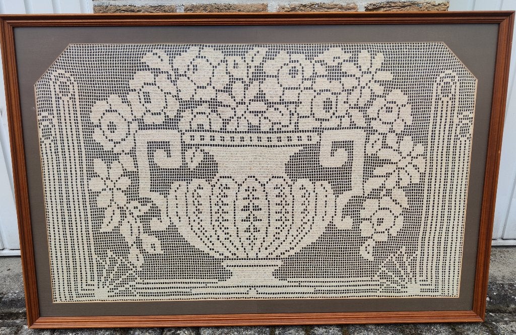 Groot handgemaakt filet-haakwerk met bloemenvaas – ingelijst, Overige technieken, Ingelijst, Vintage, Ophalen