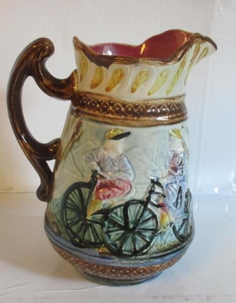 pichet ancien en faïencerie Waesmuel avec vieux vélos, Envoi