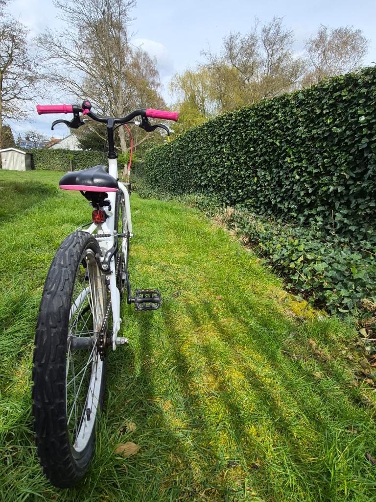 Kinderfiets 20 inch + helm, Fietsen en Brommers, Ophalen, 20 inch of meer, Velgrem, B-Twin