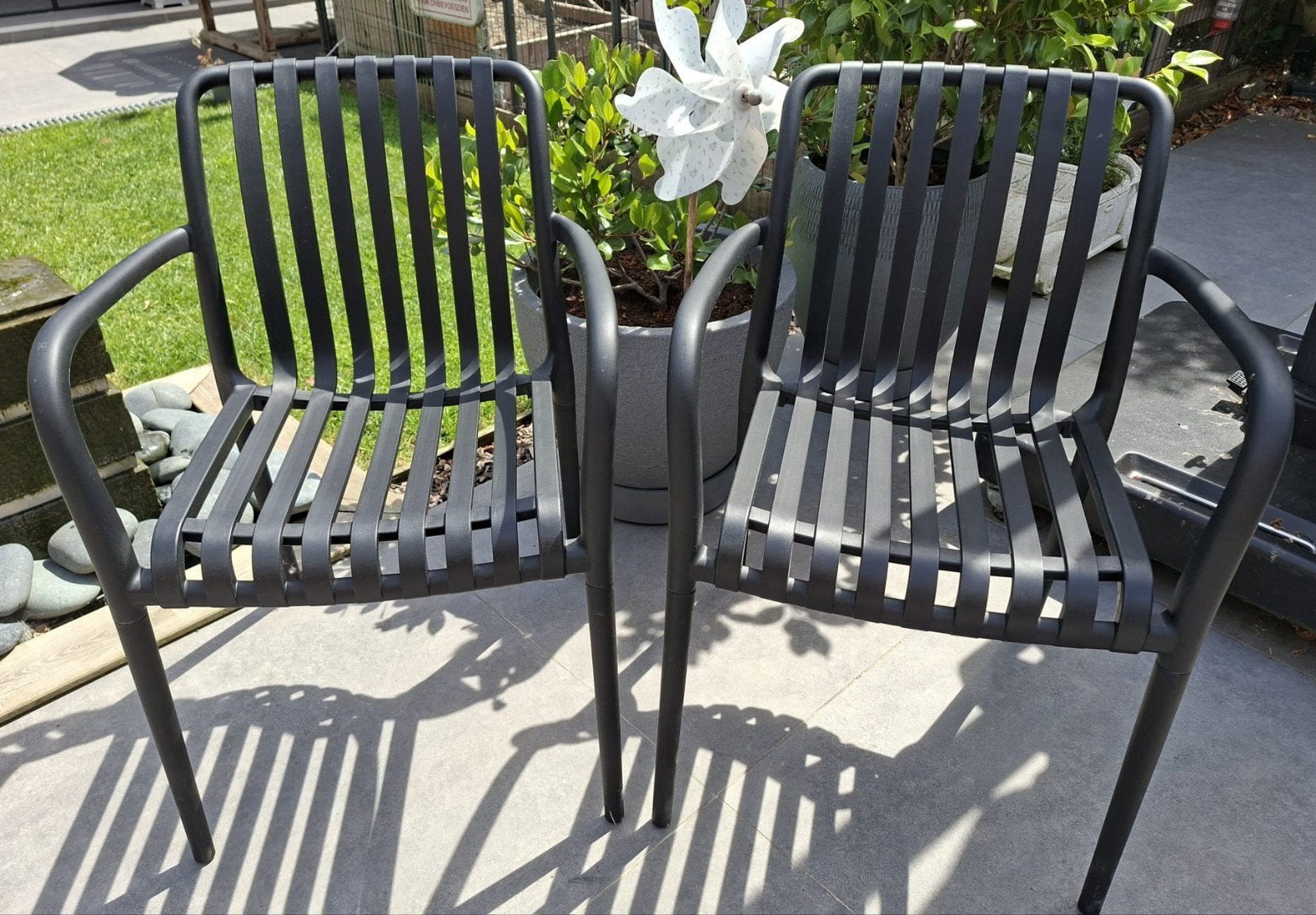 2 zwarte tuinstoelen, Ophalen