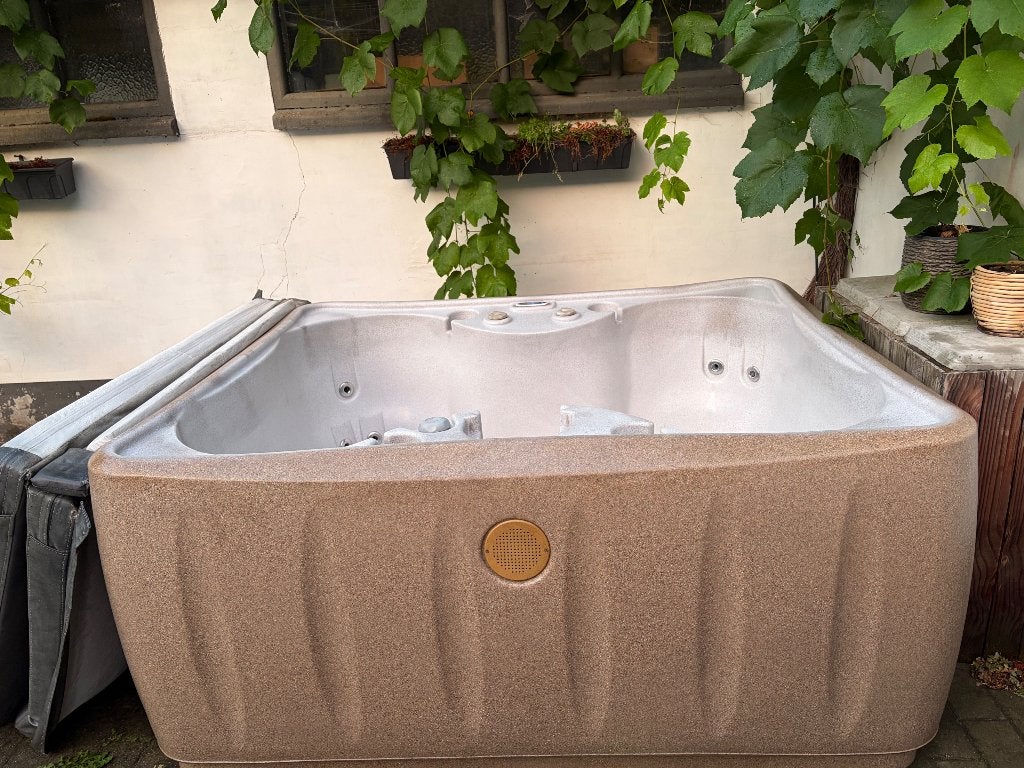Jacuzzi 4 persoons Balboa met opwarmen d.m.v. wrijving, Tuin en Terras, Ophalen, Gebruikt, Afdekzeil, Vast