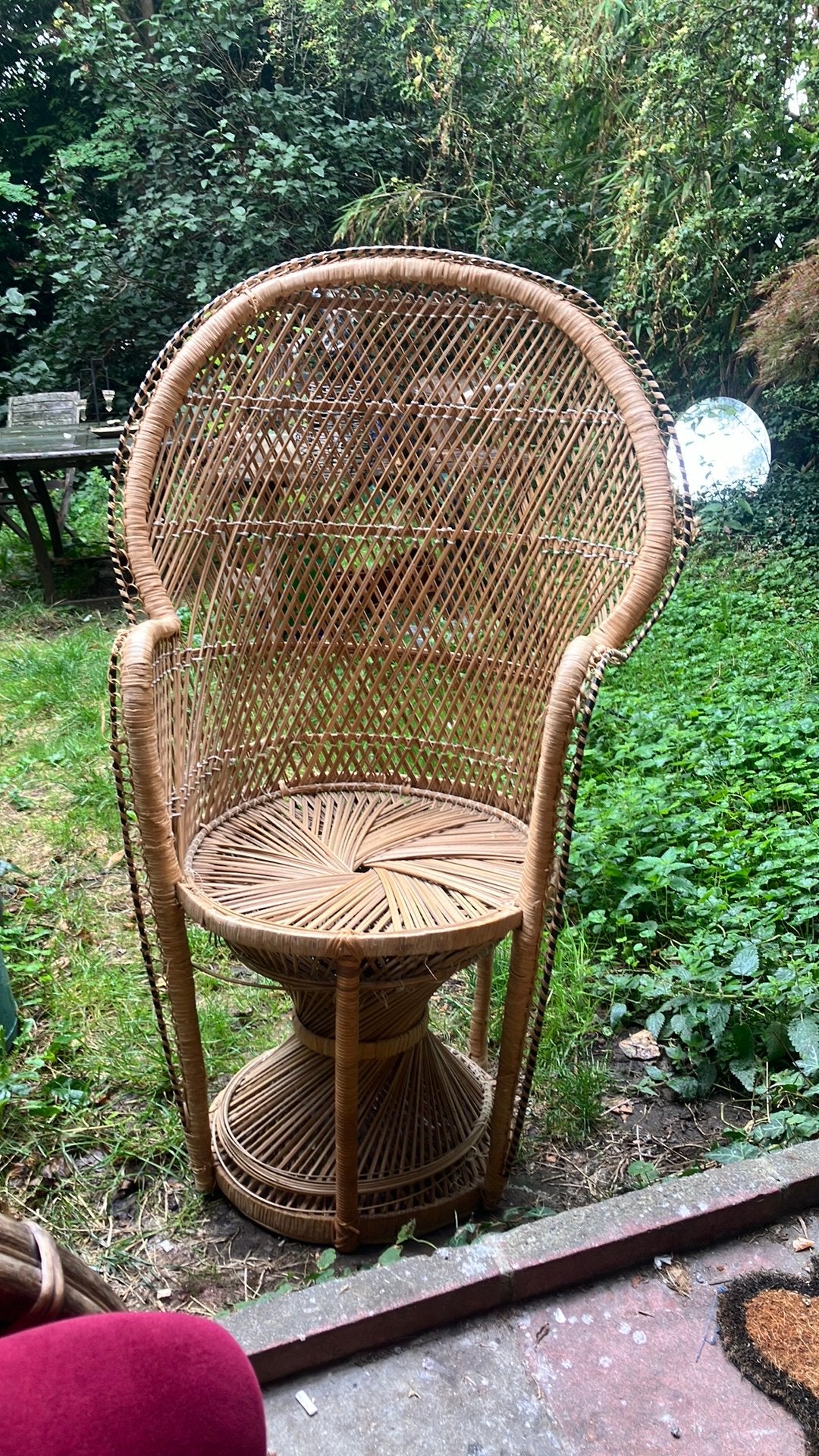 Chaise en rotin Emmanuel, Enlèvement
