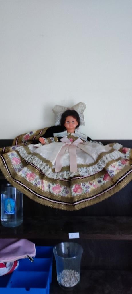 Poupée de lit costumée