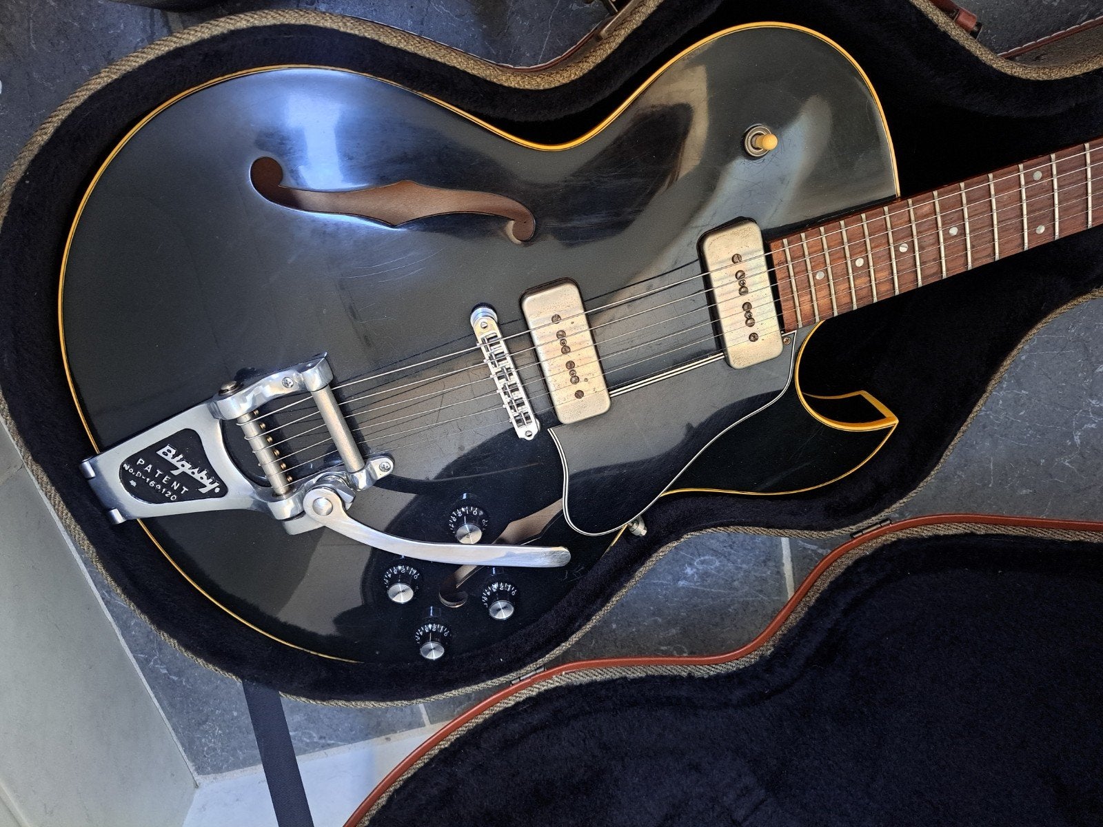 Gibson ES-135 (1992) avec Lindy Fralin P90 et Bigsby, Musique & Instruments, Enlèvement ou Envoi, Utilisé, Semi-solid body, Gibson