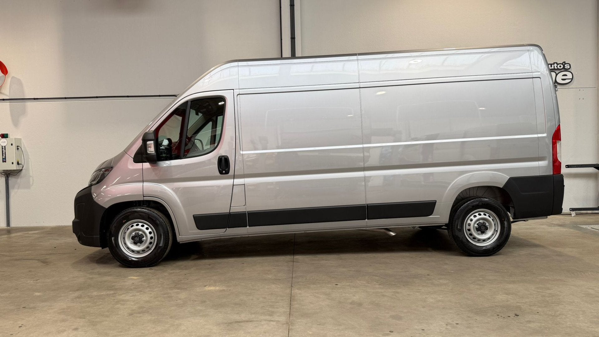 Peugeot Boxer 2.2 BlueHDi 180 S&S L3H2 - EAT 8 3T sleep, Argent ou Gris, Achat, https://public.car-pass.be/vhr/cfa342b7-aa1a-4a55-8ab8-222a9985b78c