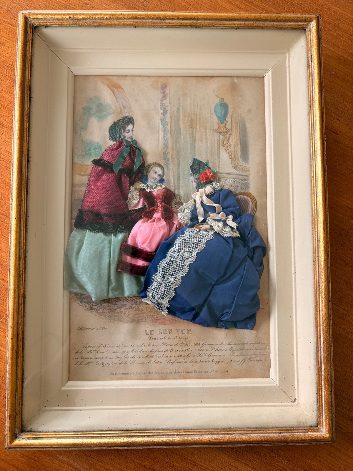 Gravure de mode en relief / peinture et tissus 19iem, Antiquités & Art, Sous verre, Portrait ou Personnes, Enlèvement ou Envoi