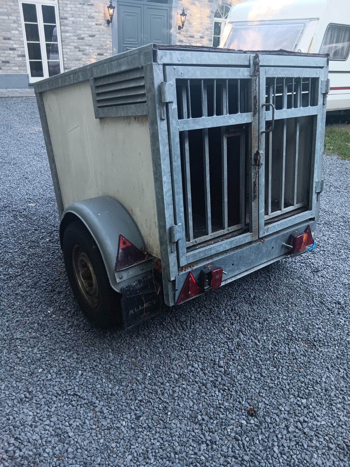 Honden aanhangwagen, Ophalen