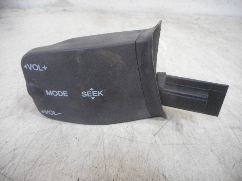 COMMANDE DE RADIO AU VOLANT Ford Focus 2 (01-2004/09-2012), Autos : Pièces & Accessoires, Henry-Ford-Straße  1
50735  Köln, DE