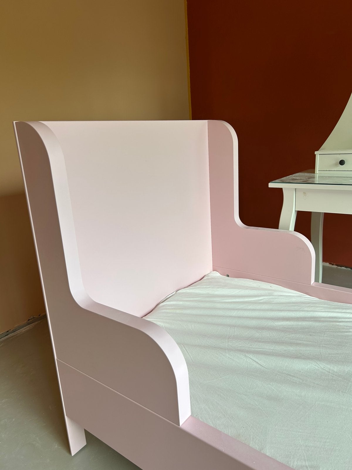 Bed ikea Busunge roze (ook in wit verkrijgbaar)., Ophalen, Zo goed als nieuw
