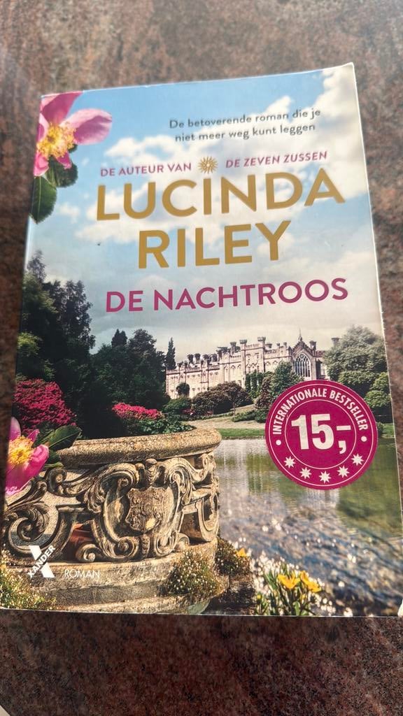 De nachtroos. Lucinda Riley, Ophalen of Verzenden, Zo goed als nieuw