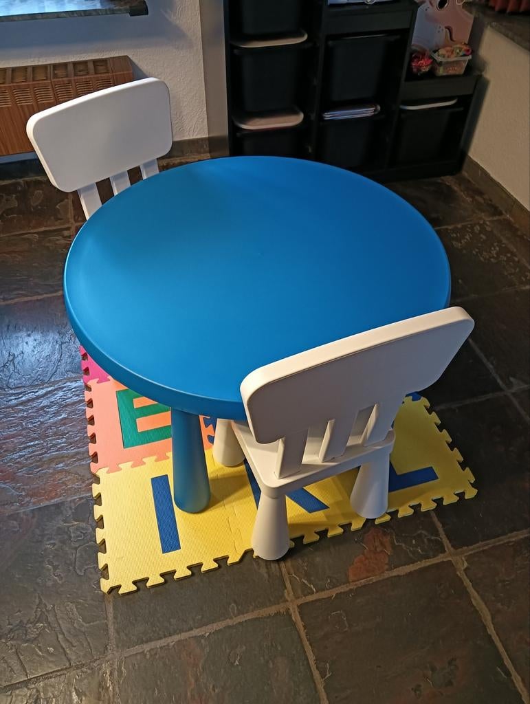 Kinder tafel en 2 stoelen zeer goede staat, Hobby en Vrije tijd, Ophalen