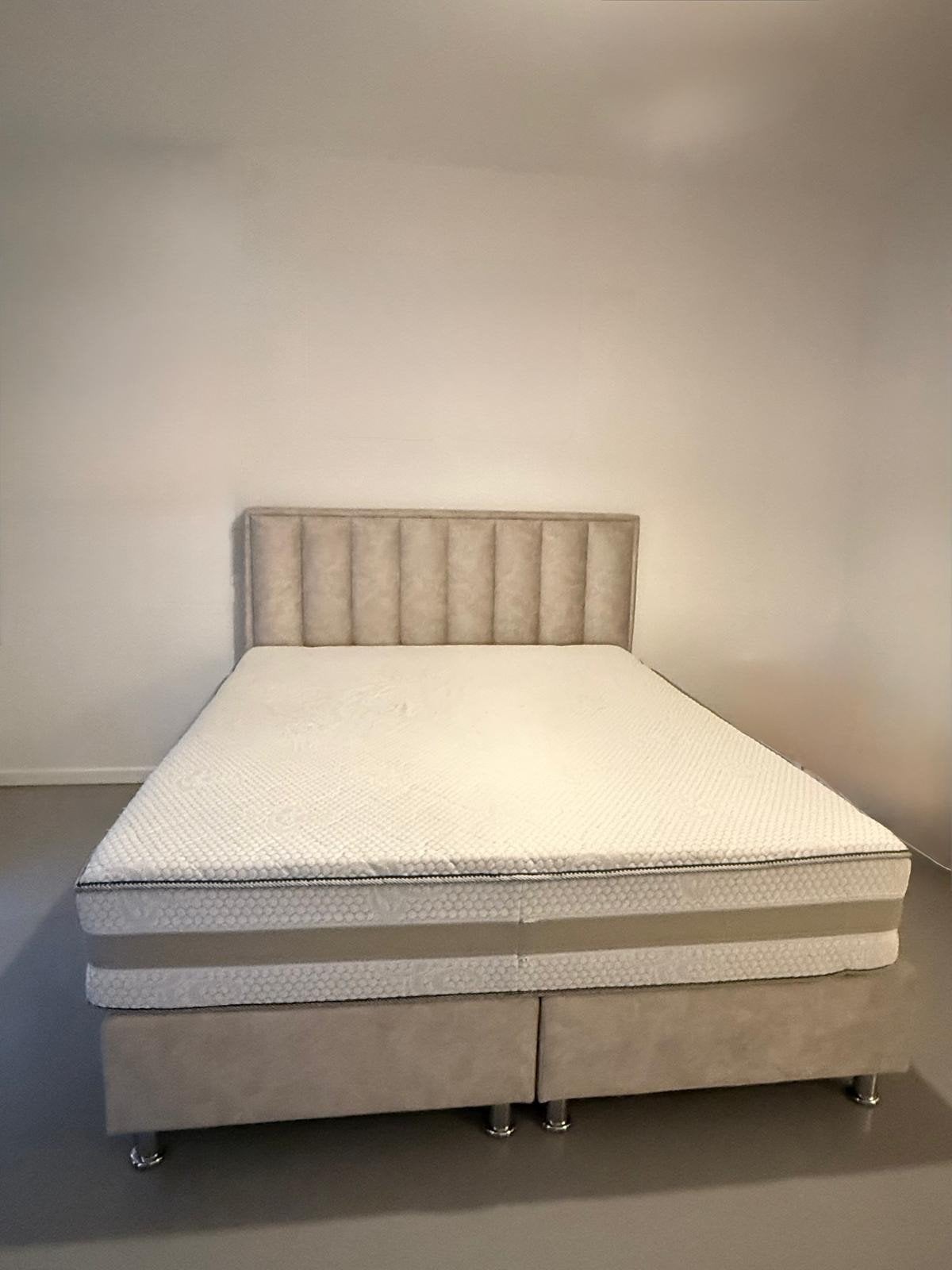 Lit box spring 160200 avec matelas beige, Maison & Meubles, Chambre à coucher | Lits boxsprings, Beige, Comme neuf, Enlèvement