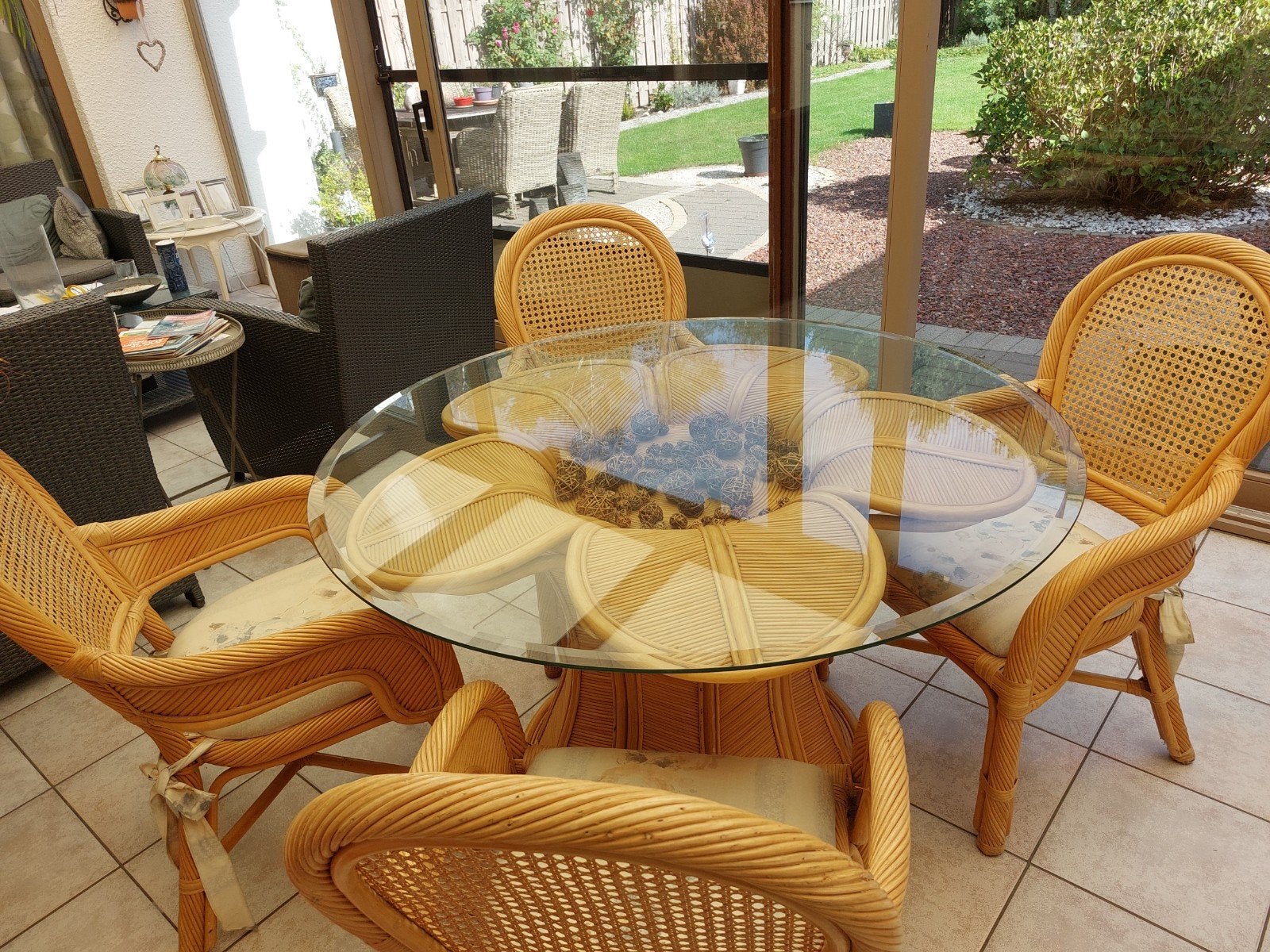 table ronde avec plateau en verre et 4 chaises en osier, Maison & Meubles, Enlèvement
