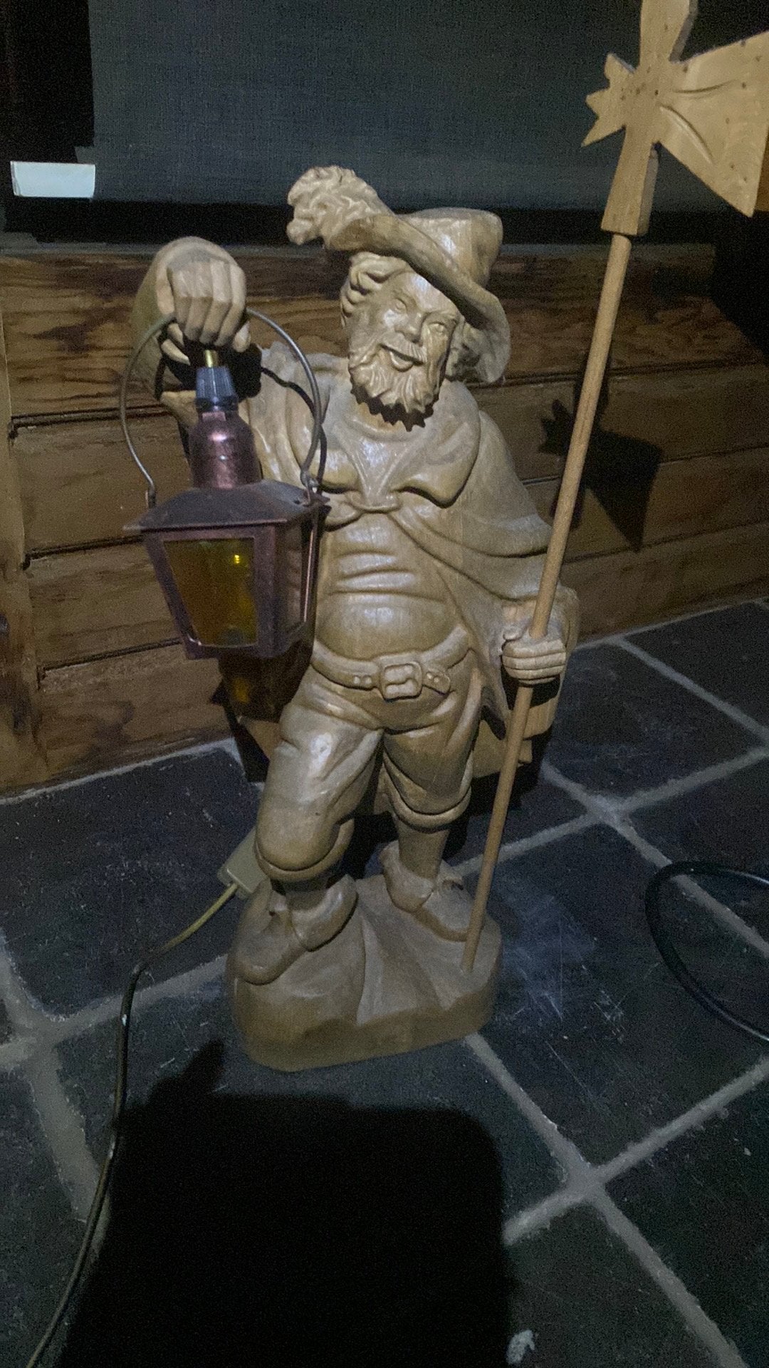 Statue de montre de nuit en bois, Statue, Bois, Brun, Homme
