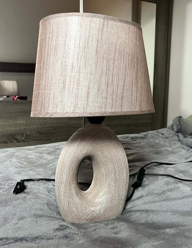 Moderne Design Tafellamp – Sculpturale "Donut" voet, Huis en Inrichting, Lampen | Tafellampen, Nieuw, Minder dan 50 cm, Overige materialen