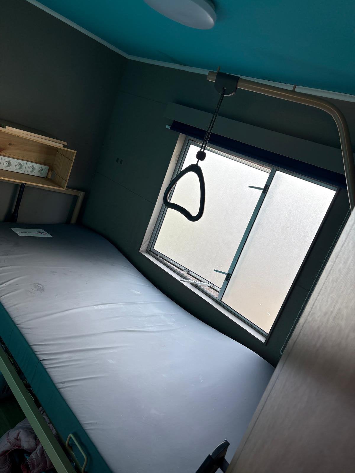 Ziekenbed, Huis en Inrichting, Slaapkamer | Bedden, Ophalen, Zo goed als nieuw, Eenpersoons