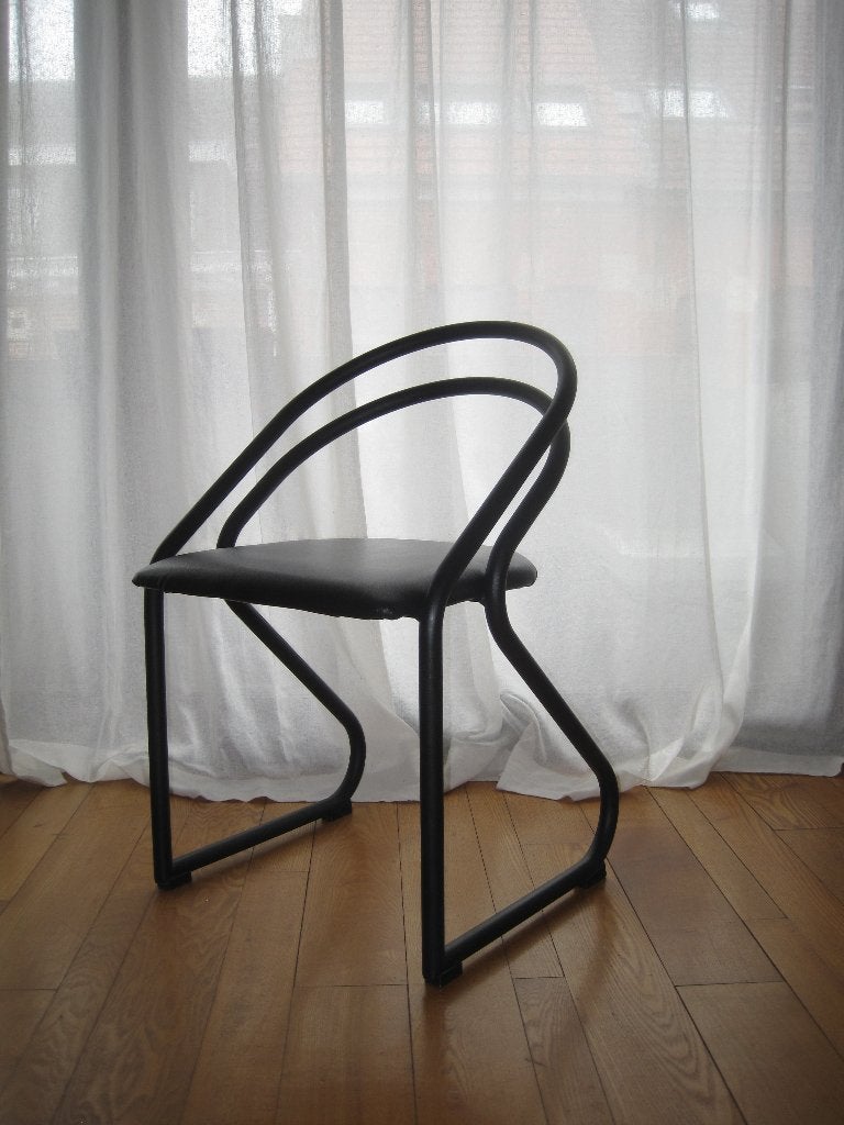 Sièges en métal noir (x2), Metalen, kunstleer, design, golvend, sleek, moderen, Deux, Enlèvement, Utilisé