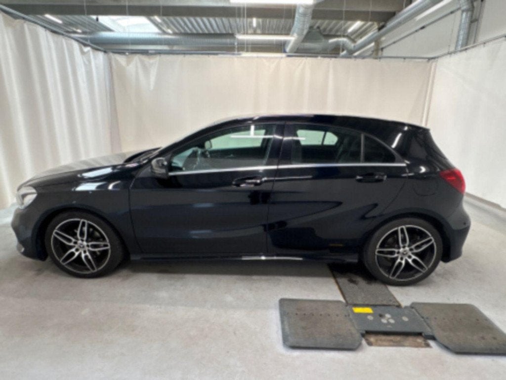 Mercedes-Benz A-Klasse 200 Hatchback AMG Line | Verwarmde ZE, Auto's, Stof, Gebruikt, 4 cilinders, Zwart